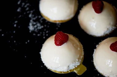 Kek ahududu Ice cream. Mus krema, şekersiz generovani Ahududu ve bisküvi ve krem massovoe pasta var. Ayna buzlanma ile dekore edilmiş taze Ahududu ve bir