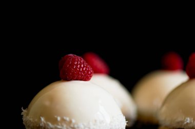 Kek ahududu Ice cream. Mus krema, şekersiz generovani Ahududu ve bisküvi ve krem massovoe pasta var. Ayna buzlanma ile dekore edilmiş taze Ahududu ve bir