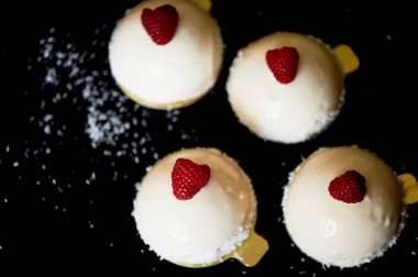 Kek ahududu Ice cream. Mus krema, şekersiz generovani Ahududu ve bisküvi ve krem massovoe pasta var. Ayna buzlanma ile dekore edilmiş taze Ahududu ve bir