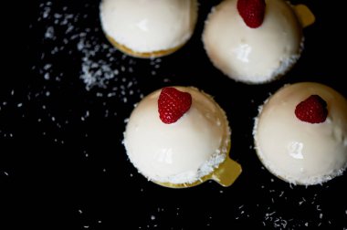 Kek ahududu Ice cream. Mus krema, şekersiz generovani Ahududu ve bisküvi ve krem massovoe pasta var. Ayna buzlanma ile dekore edilmiş taze Ahududu ve bir