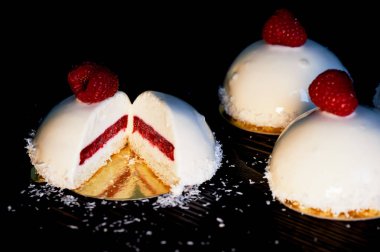 Kek ahududu Ice cream. Mus krema, şekersiz generovani Ahududu ve bisküvi ve krem massovoe pasta var. Ayna buzlanma ile dekore edilmiş taze Ahududu ve bir