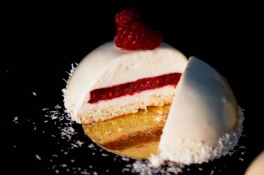 Kek ahududu Ice cream. Mus krema, şekersiz generovani Ahududu ve bisküvi ve krem massovoe pasta var. Ayna buzlanma ile dekore edilmiş taze Ahududu ve bir