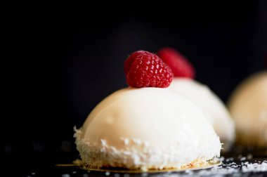 Kek ahududu Ice cream. Mus krema, şekersiz generovani Ahududu ve bisküvi ve krem massovoe pasta var. Ayna buzlanma ile dekore edilmiş taze Ahududu ve bir