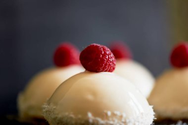 Kek ahududu Ice cream. Mus krema, şekersiz generovani Ahududu ve bisküvi ve krem massovoe pasta var. Ayna buzlanma ile dekore edilmiş taze Ahududu ve bir