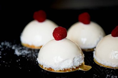 Kek ahududu Ice cream. Mus krema, şekersiz generovani Ahududu ve bisküvi ve krem massovoe pasta var. Ayna buzlanma ile dekore edilmiş taze Ahududu ve bir