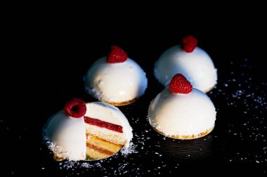 Kek ahududu Ice cream. Mus krema, şekersiz generovani Ahududu ve bisküvi ve krem massovoe pasta var. Ayna buzlanma ile dekore edilmiş taze Ahududu ve bir