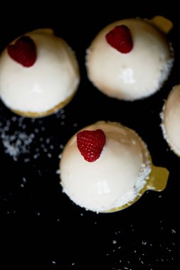 Kek ahududu Ice cream. Mus krema, şekersiz generovani Ahududu ve bisküvi ve krem massovoe pasta var. Ayna buzlanma ile dekore edilmiş taze Ahududu ve bir