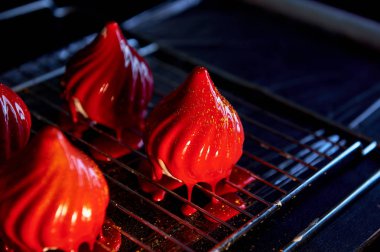Ateş berry kek, limonlu jöle serdtsevinka içinde yoğunlaştırılmış süt, inanılmaz derecede parlak ayna gibi sırlıdır kaplı hassas bir krem Mus gizleyen ve ganache inanılmaz faydalı oblepiha