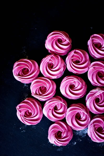 Karanlık bir yüzey üzerinde birçok mor hatmi. Zıt bir resim. Mutfak sanat eseri