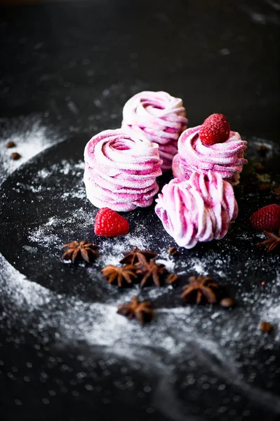 Karanlık bir yüzey üzerinde birçok mor hatmi. Zıt bir resim. Mutfak sanat eseri