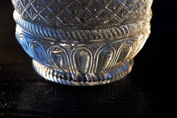 Texure kalın desenli cam sürahi. Siyah bir arka plan üzerinde. Kapat