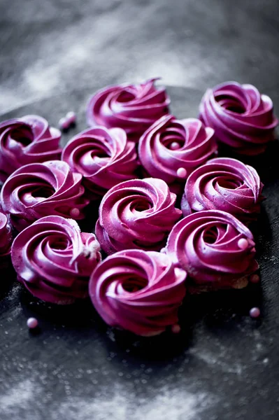 Sok lila marshmallow sötét felületre. A kontrasztos képet. A munka a kulináris művészet — Stock Fotó