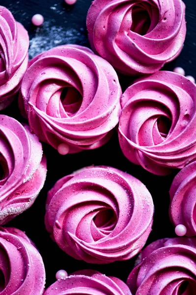Wiele fioletowy Zefir na ciemnej powierzchni. Kontrastujące obraz. Dzieło sztuki kulinarnej — Zdjęcie stockowe
