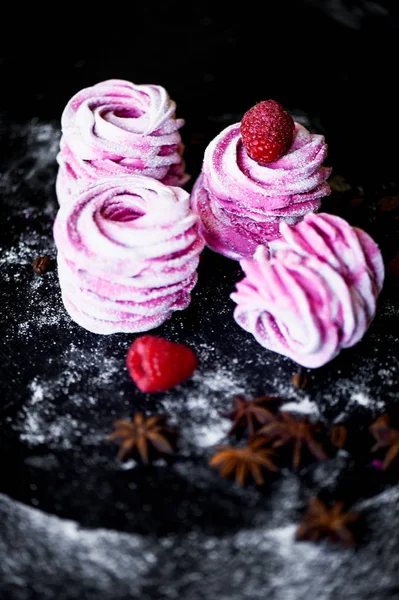 Karanlık bir yüzey üzerinde birçok mor hatmi. Zıt bir resim. Mutfak sanat eseri