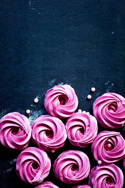 Karanlık bir yüzey üzerinde birçok mor hatmi. Zıt bir resim. Mutfak sanat eseri