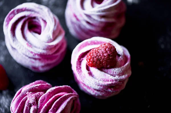 Karanlık bir yüzey üzerinde birçok mor hatmi. Zıt bir resim. Mutfak sanat eseri