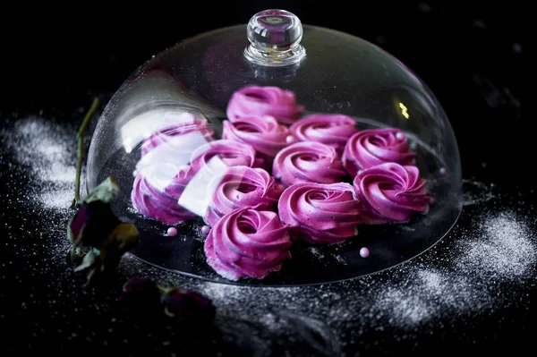 Banyak marshmallow ungu di permukaan gelap. Sebuah gambar yang kontras. Sebuah karya seni kuliner. Di bawah penutup kaca — Stok Foto