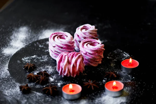 Karanlık bir yüzey üzerinde birçok mor hatmi. Zıt bir resim. Mutfak sanat eseri