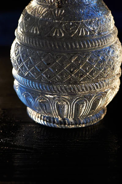 Texure kalın desenli cam sürahi. Siyah bir arka plan üzerinde. Kapat