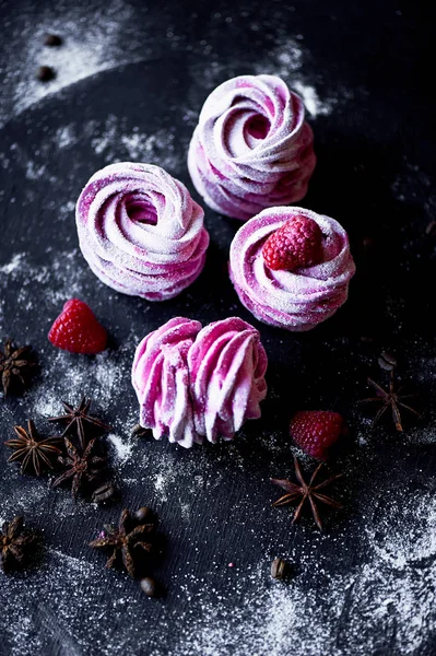 Karanlık bir yüzey üzerinde birçok mor hatmi. Zıt bir resim. Mutfak sanat eseri