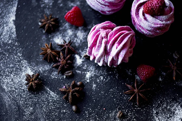 Karanlık bir yüzey üzerinde birçok mor hatmi. Zıt bir resim. Mutfak sanat eseri