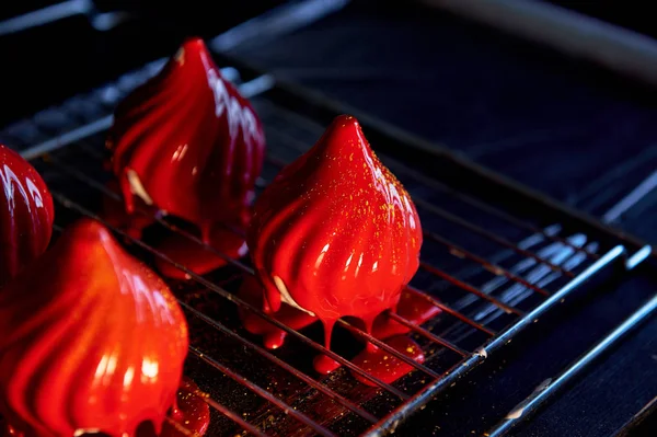 Ateş berry kek, limonlu jöle serdtsevinka içinde yoğunlaştırılmış süt, inanılmaz derecede parlak ayna gibi sırlıdır kaplı hassas bir krem Mus gizleyen ve ganache inanılmaz faydalı oblepiha