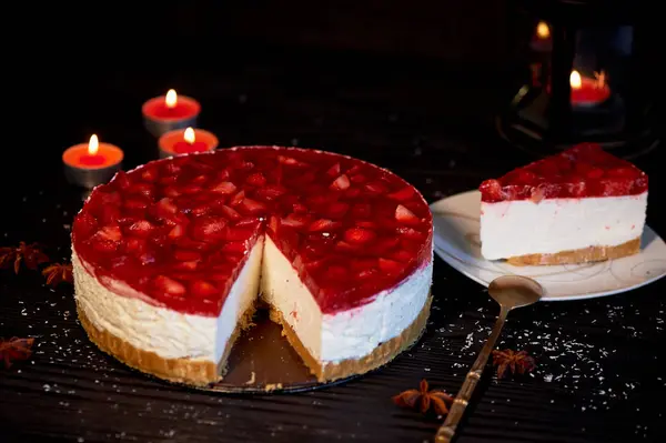 Muscovy curd cheesecake without baking.300 grams of cheese hidden in a gentle cream based cake crushed cookies,top with fresh berries in generovane puree.This cheesecake is incredibly light,tasty and — Stock Photo, Image