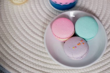 Acıbadem kurabiyesi ahşap arka plan üzerinde pastel tonları. Güzel tatlılar