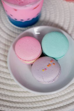 Acıbadem kurabiyesi ahşap arka plan üzerinde pastel tonları. Güzel tatlılar