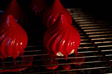 Ateş berry kek, limonlu jöle serdtsevinka içinde yoğunlaştırılmış süt, inanılmaz derecede parlak ayna gibi sırlıdır kaplı hassas bir krem Mus gizleyen ve ganache inanılmaz faydalı oblepiha