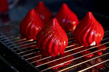 Ateş berry kek, limonlu jöle serdtsevinka içinde yoğunlaştırılmış süt, inanılmaz derecede parlak ayna gibi sırlıdır kaplı hassas bir krem Mus gizleyen ve ganache inanılmaz faydalı oblepiha