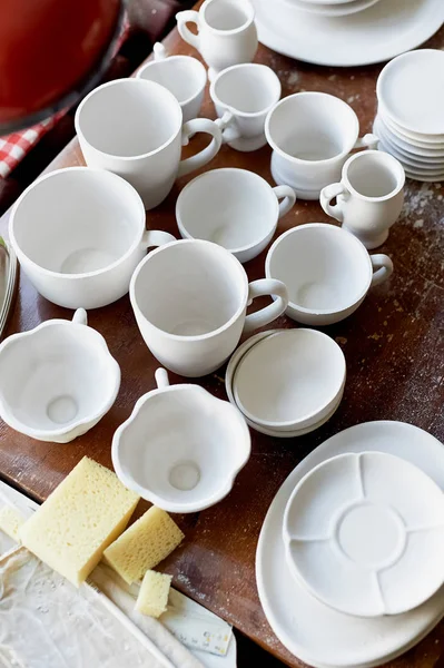 Fransız işyerinde. Pişmiş yemekler, boyama için hazır. Bir pencere tablo