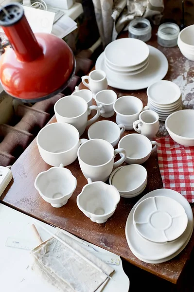 Fransız işyerinde. Pişmiş yemekler, boyama için hazır. Kırmızı bir lamba ile bir pencere tablo