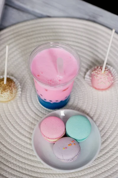 Té de burbuja en color rosa y azul en una taza de plástico con una paja. Colores suaves y hermosos — Foto de Stock