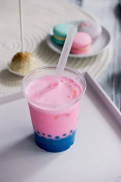 Chá de bolha na cor rosa e azul em uma xícara de plástico com uma palha. Cores suaves e bonitas — Fotografia de Stock