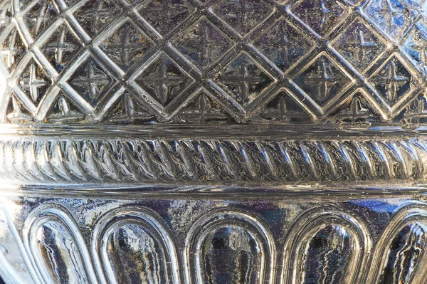 Texure kalın desenli cam sürahi. Siyah bir arka plan üzerinde. Kapat