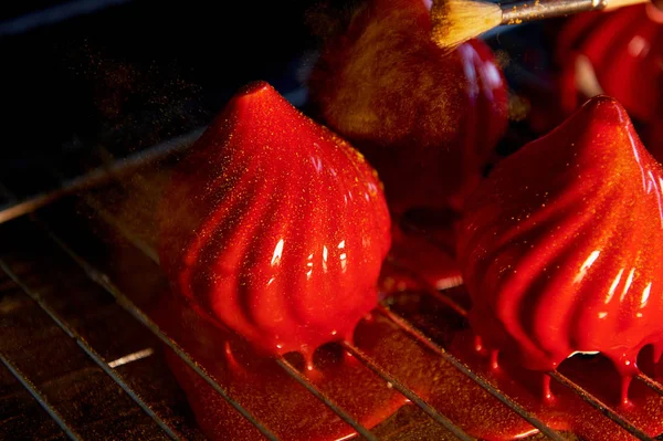 Ateş berry kek, limonlu jöle serdtsevinka içinde yoğunlaştırılmış süt, inanılmaz derecede parlak ayna gibi sırlıdır kaplı hassas bir krem Mus gizleyen ve ganache inanılmaz faydalı oblepiha