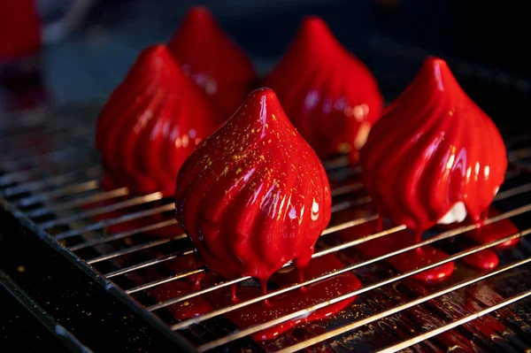 Ateş berry kek, limonlu jöle serdtsevinka içinde yoğunlaştırılmış süt, inanılmaz derecede parlak ayna gibi sırlıdır kaplı hassas bir krem Mus gizleyen ve ganache inanılmaz faydalı oblepiha