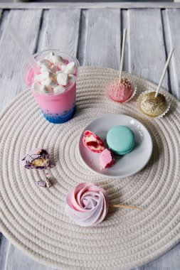 Güzel bir ahşap zemin üzerinde güzel tatlılar pastel tonları. Estetik resim. Yemek, yemek, çocuk partileri için