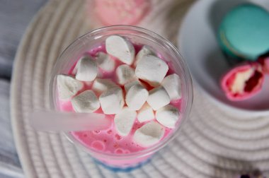 Güzel bir ahşap zemin üzerinde güzel tatlılar pastel tonları. Estetik resim. Yemek, yemek, çocuk partileri için