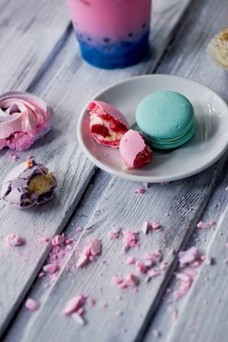 Güzel bir ahşap zemin üzerinde güzel tatlılar pastel tonları. Estetik resim. Yemek, yemek, çocuk partileri için