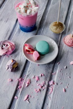 Güzel bir ahşap zemin üzerinde güzel tatlılar pastel tonları. Estetik resim. Yemek, yemek, çocuk partileri için
