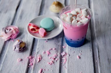 bir saman ile plastik bir kap içinde kabarcık çay pembe ve mavi renk. Yumuşak, ne güzel renkler