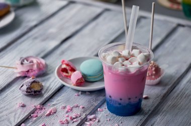 bir saman ile plastik bir kap içinde kabarcık çay pembe ve mavi renk. Yumuşak, ne güzel renkler