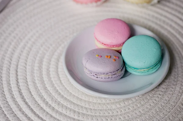 Acıbadem kurabiyesi ahşap arka plan üzerinde pastel tonları. Güzel tatlılar