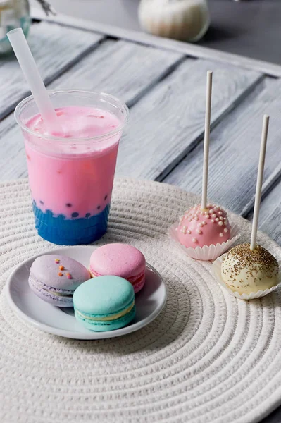 bir saman ile plastik bir kap içinde kabarcık çay pembe ve mavi renk. Yumuşak, ne güzel renkler