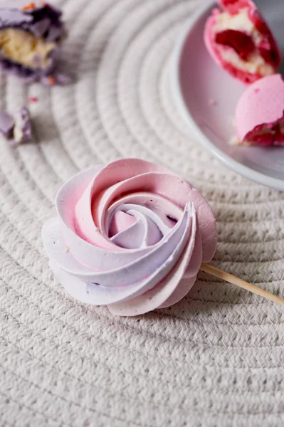 Halvány rózsaszín pasztell habcsók egy bottal. Az édesség, amit a gyerekek imádnak. Gyermekek születésnapi party — Stock Fotó