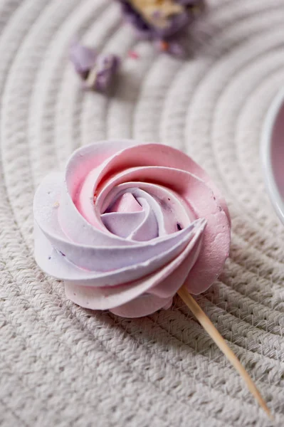 Merengue de pastel rosa pálido em um pau. A doçura que as crianças adoram. Festa de aniversário das crianças — Fotografia de Stock