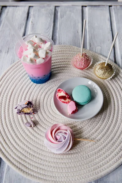 Güzel bir ahşap zemin üzerinde güzel tatlılar pastel tonları. Estetik resim. Yemek, yemek, çocuk partileri için