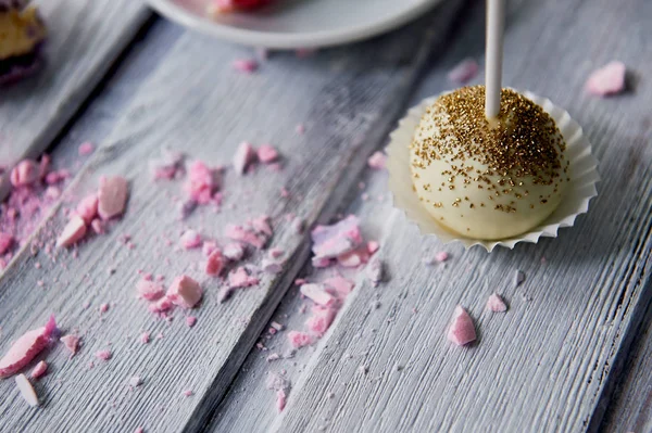 Pastel pop en un palo sobre un fondo de madera.Hermosos tonos pastel de caramelo — Foto de Stock